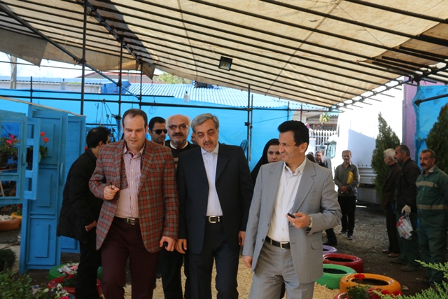 بازدید فرماندار،شهردار و اعضای شورای اسلامی شهر از نمایشگاه گل و گیاه شهرداری لاهیجان